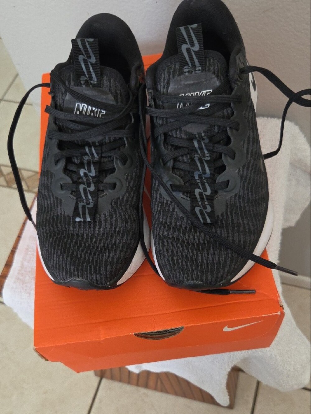 Nike Black and White Women’s Athletic Running Shoes - Picture 9 of 10